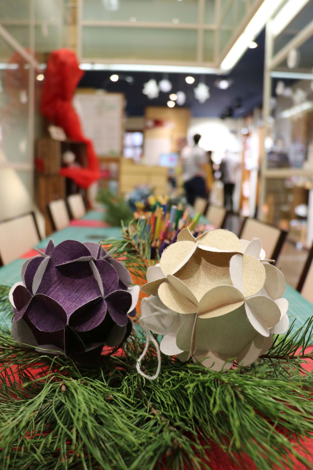 Atelier de Noël : Boules de Noël en papier (à partir de 8 ans)