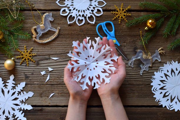 Atelier de Noël : Boules de Noël en papier découpé 2D (à partir de 8 ans)